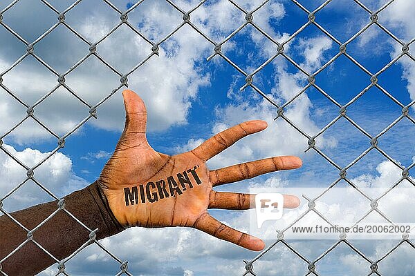 Die Hand eines Ausländers hinter einem Maschendrahtzaun  Loch  Schlupfloch  Hilfe  Flüchtling  Asyl  Migrant  Migration  Ausländer  Schwarz  Afrikaner  Visitor  Remigration