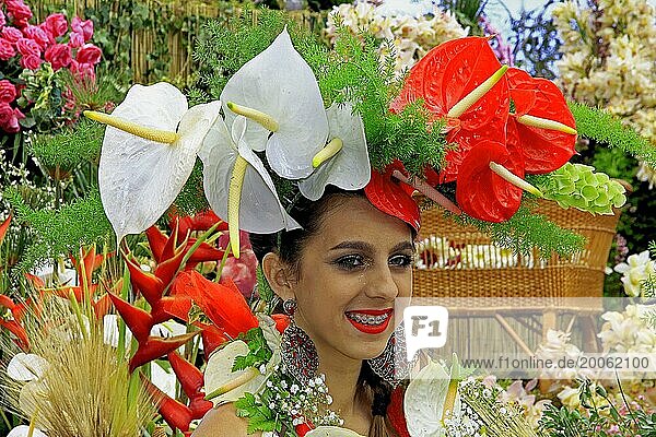 Portrait Frau  Blumen  Blütenpracht  Flamingoblume (Anthurium andraeanum) Blumenfest  Funchal  Insel Madeira