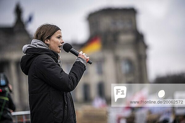 150.000 Menschen versammeln sich um den Bundestag in Berlin um eine menschliche Mauer gegen den Rechtsruck in der Gesellschaft zu ziehen. Wir sind die Brandmauer riefen Demonstrierende aus unterschiedlichsten gesellschaftlichen Gruppen. Aufnahmen am 03.02.2024 in Berlin Aktivistin Luisa Neubauer