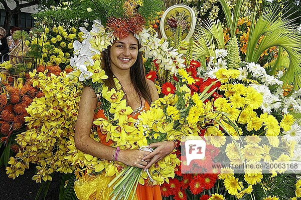 Portrait Frau  Blumen  Blütenpracht  Blumenfest  Funchal  Insel Madeira