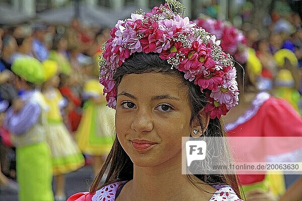 Portrait Mädchen  Blumen  Blütenpracht  Blumenfest  Funchal  Insel Madeira