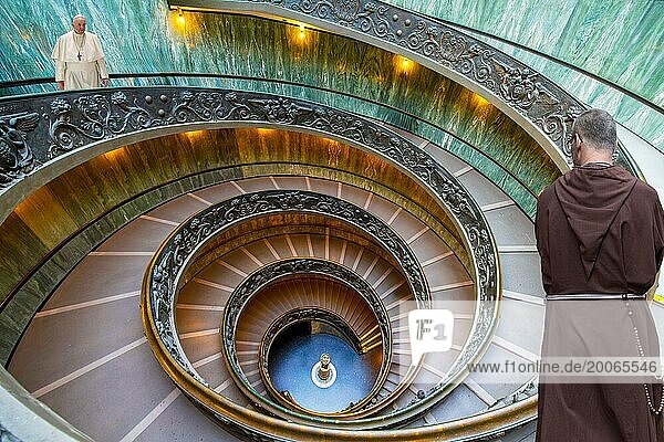 Spiraltreppe Vatikan mit Papst Franziskus und Mönch Rom Italien Menschen eingebaut