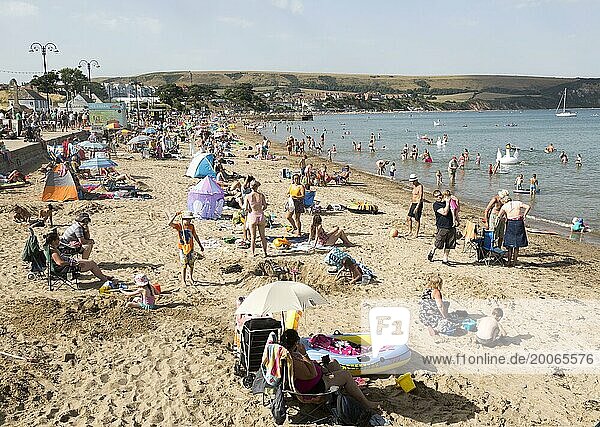 Überfüllter Sandstrand  Familien im Sommerurlaub  Swanage  Dorset  England  UK