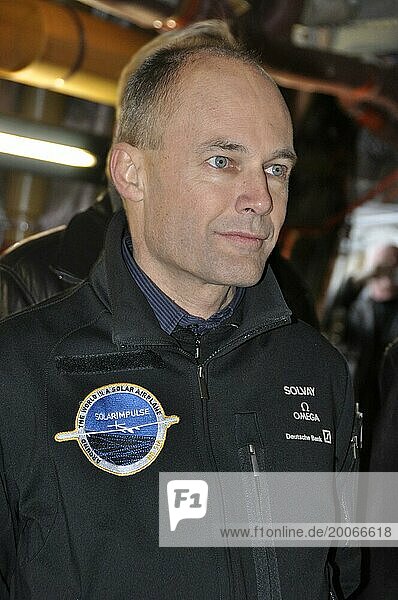 Der Schweizer Astronaut und Luftfahrtexperte Claude Nicollier (Solar Impulse) schaut sich einen brandneuen Airbus A 380 Testflug an