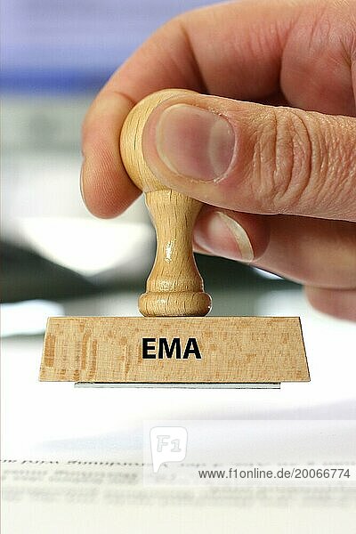 Stempel  Holzstempel  Aufschrift: EMA  European Medicines Agency  Zulassungsbehörde für Medikamente  Impfstoffe  Europäische Arzneimittel-Agentur
