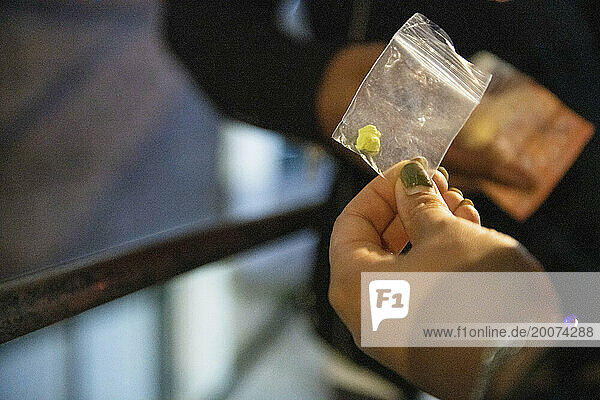 Nederland - Jongeren gebruiken drank & drugs in het uitgaansleven in de grote stad. foto: Patricia Rehe / Hollandse Hoogte