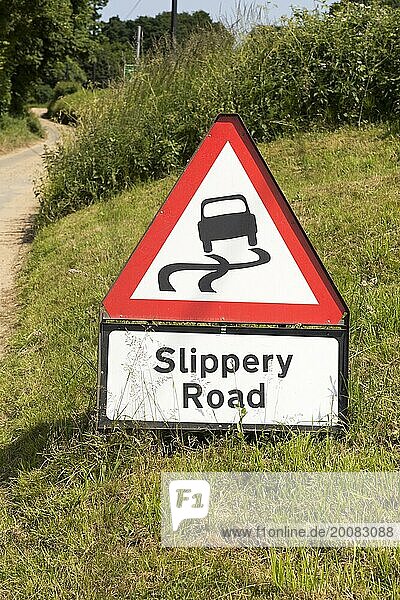 Straßenschild mit rotem Dreieck  das vor einer rutschigen Straße warnt  Suffolk  England  Großbritannien  Europa