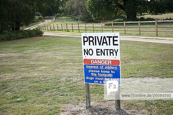 Privates Schild Betreten verboten  das vor Kreuzotterschlangen warnt  Wantisden  Suffolk  England  Großbritannien  Europa
