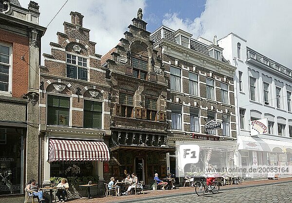 Menschen  die im Freien sitzen  Cafétische Visstraat  Dordrecht  Niederlande  Europa