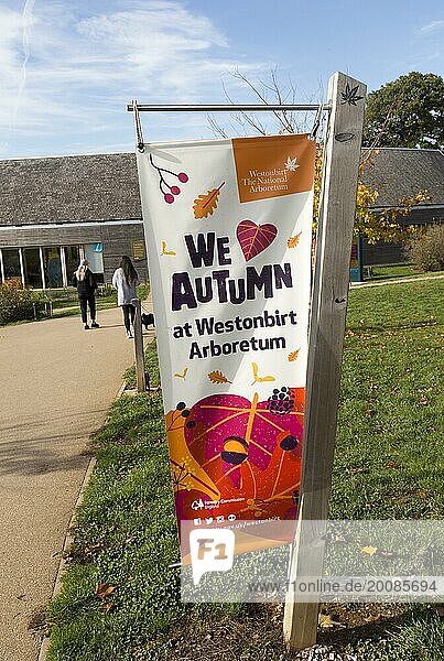 Schild We Love Autumn  Nationales Arboretum  Westonbirt Arboretum  Gloucestershire  England  UK