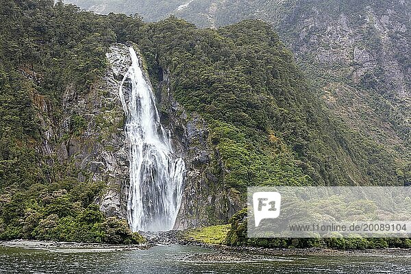 Bowen Falls  Milford Sound  Fiordland National Park  Neuseeland