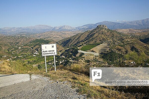 Peligro indefinido Straßenschild Axarquía Landschaft La Molina Dorf in der Nähe von Comares  Provinz Malaga  Spanien  Europa