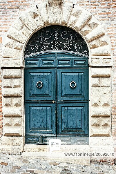 Alte Tür aus Holz  Italien  Europa