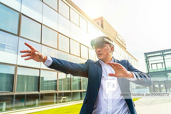 Geschäftsmann trägt Virtual Reality Simulator außerhalb der Büros in einem sonnigen Tag