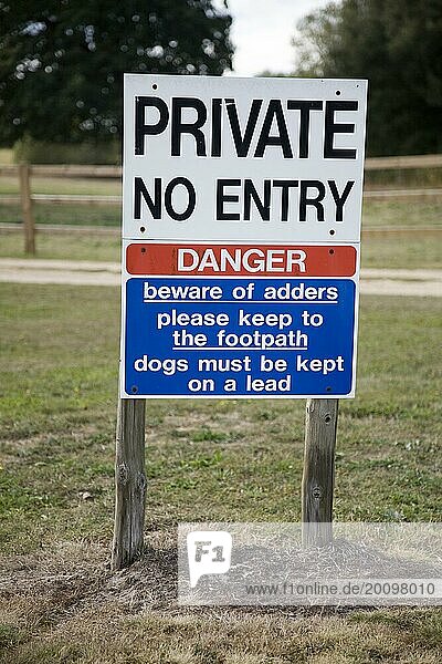 Privates Schild Betreten verboten  das vor Kreuzotterschlangen warnt  Wantisden  Suffolk  England  Großbritannien  Europa