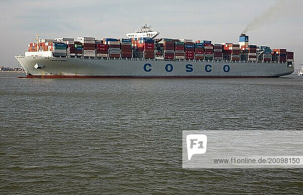 Containerschiff Cosco Harmony im Hafen von Felixstowe  Suffolk  England  Großbritannien  Europa