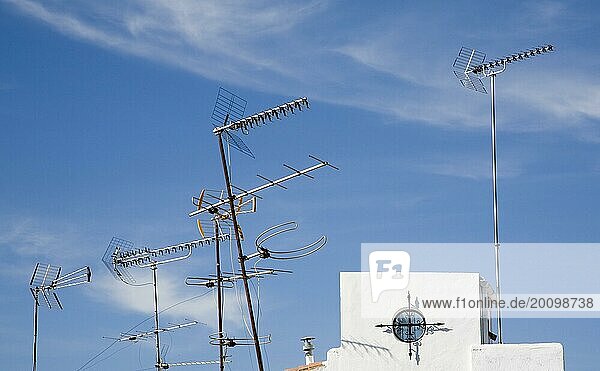Verwirrte Frau von TV Antennen auf dem Dach in Ronda  Spanien  Europa