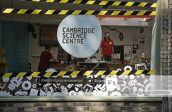 Blick nach innen auf Kinder und Mitarbeiter des Cambridge Science Centre  Cambridge  England  Großbritannien  Europa