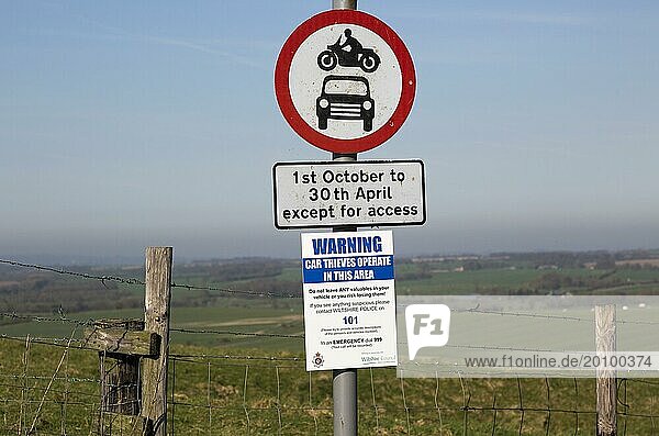 Straßenschilder und Warnschild für Autodiebe  Ridgeway bei Hackpen Hill  Wiltshire  England  UK