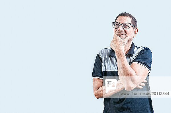 Nachdenklicher alter Mann mit Brille und Hand am Kinn. Älterer Mann denkt mit Hand am Kinn isoliert