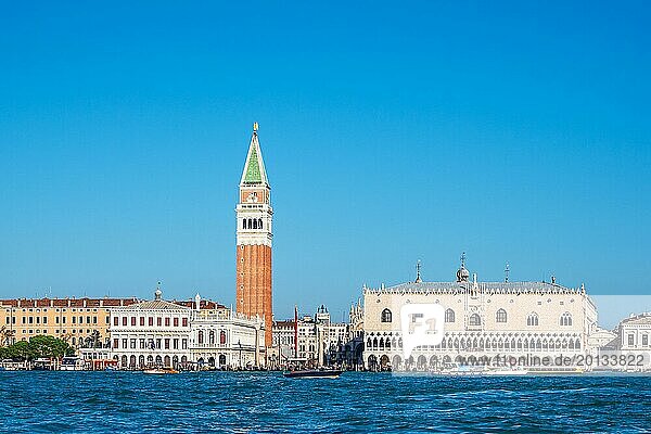 Der Markusplatz mit Dogenpalast und Markusturm in Venedig  Italien  Europa