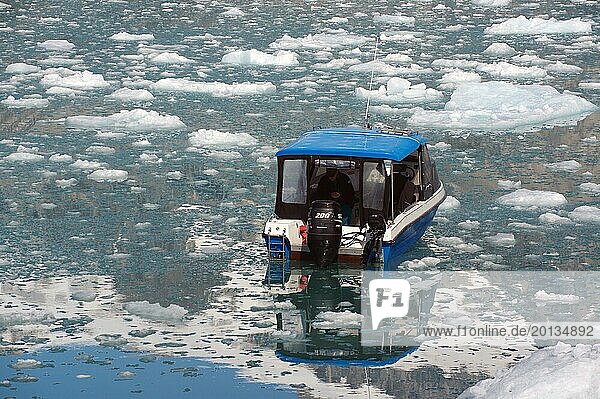 Kleines Motorboot im dichten Treibeis  Spiegelungen  Ruhe  Knud Rasmussen Gletscher  Tasilaq  Arktis  Östgrönland  Grönland  Dänemark  Nordamerika
