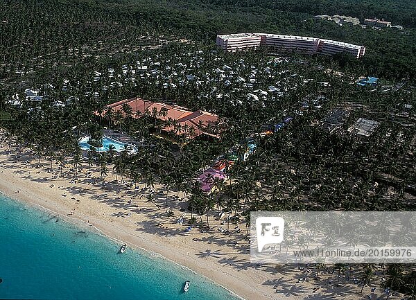 Luftaufnahme vom Strand in Punta Cana. Luftaufnahme von den Strandurlaubsorten in Punta Cana in der Dominikanischen Republik  retro  vintage  alt