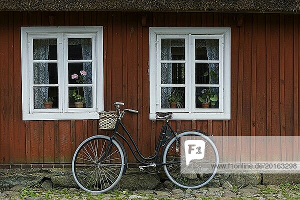 Altes Holzfenster und Fahrrad  Damenrad  Bauernhaus  Dekoration  Fenster  historisch  alt  altes  Sprossenfenster  dekoriert  lieblich  altbacken  ländlich  historisch  Landleben  Fassade  Gardinen  Idylle  idyllisch  marode  verwittert  Tradition  traditionell  schwedisch  skandinavisch  Farm  Farmhaus  Skandinavien  Schweden  Europa