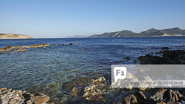 Klare Aussicht auf das ruhige Meer mit felsiger Küste und Bergen in der Ferne am Horizont  Seefestung Methoni  Peloponnes  Griechenland  Europa