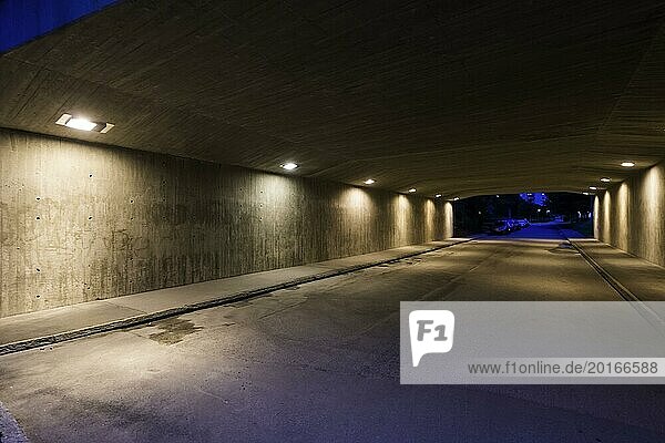 Fußweg durch Tunnel bei Nacht  Angst  Abend  Allein  niemand  Furcht  Kriminalität  Phobie  Gefahr  Gefahrenstelle  Unterführung  dunkel  Dunkelheit  fürchten  Sicherheit Unsicher  urban  städtisch  beängstigend  Überfall  Platzangst