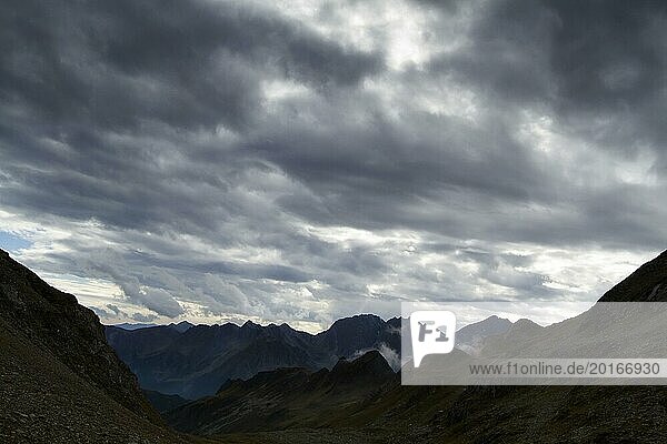 Dramatischer Himmel im Hochgebirge  Norditalien