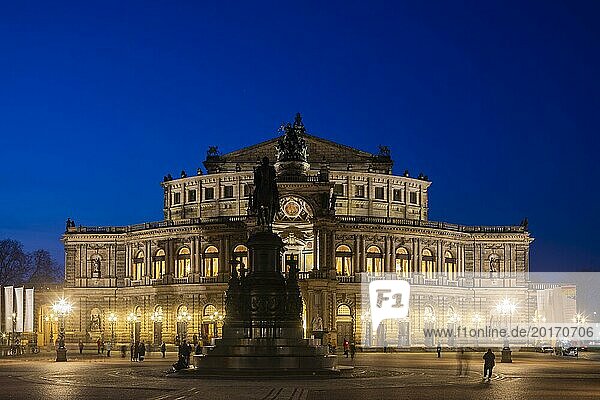 Semperoper am Theaterplatz mit König Johann Denkmal am Abend.  Dresden  Sachsen  Deutschland  Europa