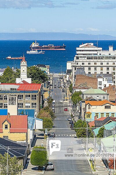 Blick von einem Hügel über Straßen und Häuser bis zur Magellan-Straße  hinten Schiffe und ein Tanker  Stadt Punta Arenas  Patagonien  Chile  Südamerika