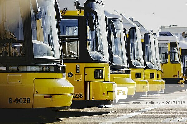 Trams der Berliner Verkehrsbetriebe BVG stehen auf dem Betriebsbahnhof Lichtenberg in Berlin  29.02.2024. Ver.di hat für Donnerstag und Freitag Streiks im öffentlichen Nahverkehr angekündigt