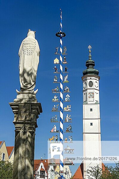 Marienfigur auf Mariensäule  Maibaum  Glockenturm der Marktkirche St. Veit  Marienplatz  Marktplatz  Dorfen  Oberbayern  Bayern  Deutschland  Europa