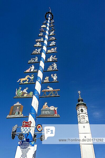 Maibaum  Glockenturm der Marktkirche St. Veit  Marienplatz  Marktplatz  Dorfen  Oberbayern  Bayern  Deutschland  Europa