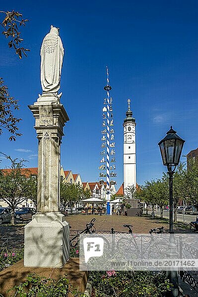 Marienfigur auf Mariensäule  Maibaum  Glockenturm der Marktkirche St. Veit  Marienplatz  Marktplatz  Dorfen  Oberbayern  Bayern  Deutschland  Europa