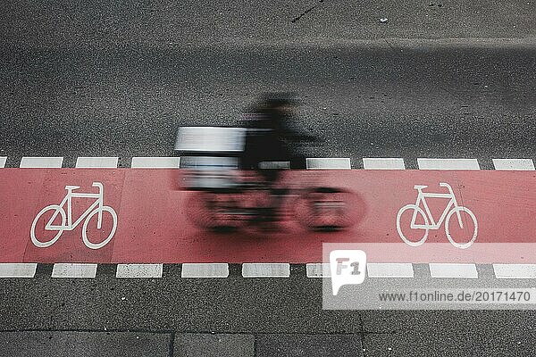 Ein Radfahrer eines Lieferdienstes fährt auf einem markierten Radweg auf der Schlossstraße in Berlin  27.02.2024