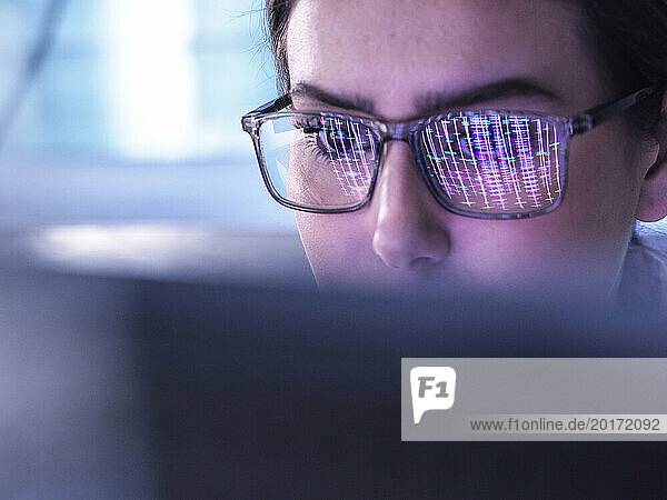 Junger Wissenschaftler untersucht DNA-Daten am Computer
