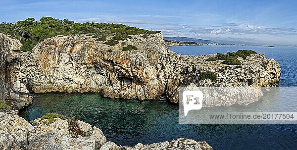 Weite Sicht auf zerklüftete Felsformationen entlang einer ruhigen Mittelmeerküste  Küstenwanderung im Süden Mallorcas