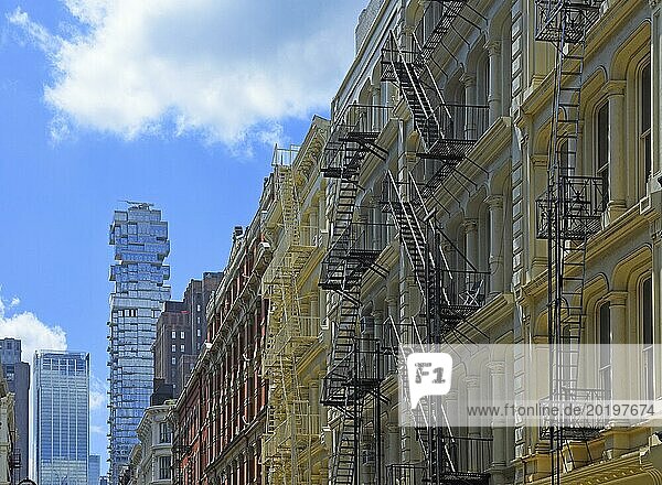 Blockbebauung mit außenliegenden Fluchttreppen  Im Hintergrund Wohnhochhaus 53 Leonard St Condo  Stadtteil SoHo  Manhattan  New York City  New York  USA  Nordamerika