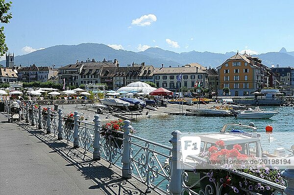 Die Schweiz: Die Seepromenade von Vevey Stadt  wo Sie ein kleines Boot für eine Fahrt auf dem Genfer See mieten können