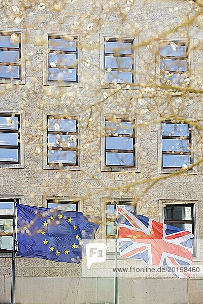 Die Flaggen von Großbritannien und der Europäischen Union wehen im Wind. Berlin  07.03.2024. Fotografiert im Auftrag des Auswärtigen Amtes
