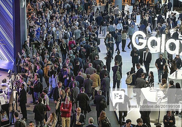 Besucher drängen sich auf dem MWC Mobile World Congress 2024  Samsung Messestand  Barcelona  Spanien  Europa