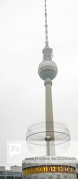 Langzeitbelichtung  Weltzeituhr am Alexanderplatz  Berlin  Deutschland  Europa