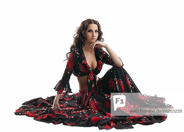 Junge süße Frau sitzen in Zigeuner schwarz und rot Kostüm isoliert