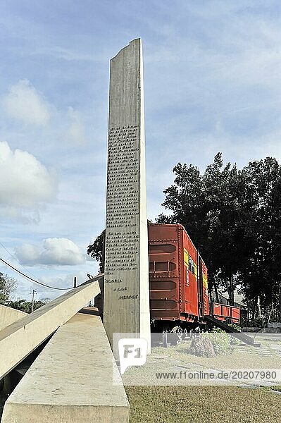Denkmal mit Inschrift neben einem historischen Eisenbahnwaggon  Monumento al Tren Blindado  Santa Clara  Kuba  Mittelamerika