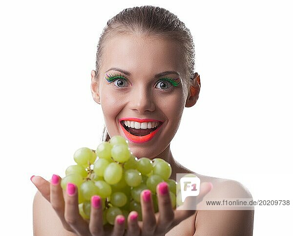 Hübsches Mädchen hält grüne Weintrauben  ultraviolettes Make up isoliert