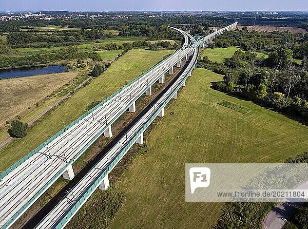 Luftbild von der rund sechs Kilometern langen Saale Elster Talbrücke bei Halle  der längsten Eisenbahnbrücke Deutschlands. Der Abschnitt ist Teil der ICE Neubaustrecke München Berlin  Halle  22.09.2016