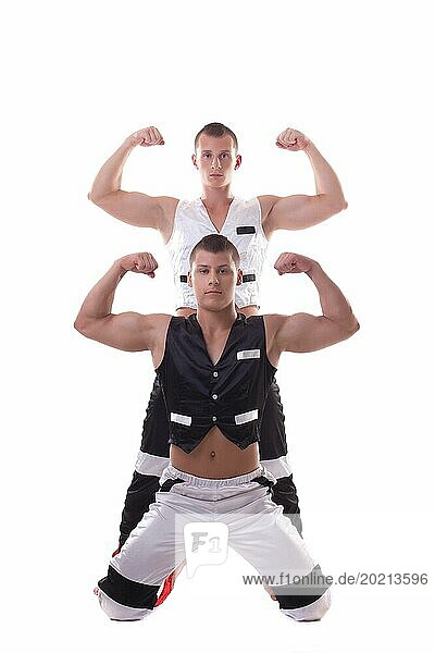 Attraktive muskulöse Männer posieren im Studio  vor weißem Hintergrund